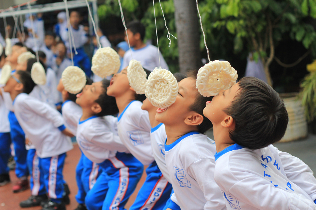 Lomba Makan Kerupuk